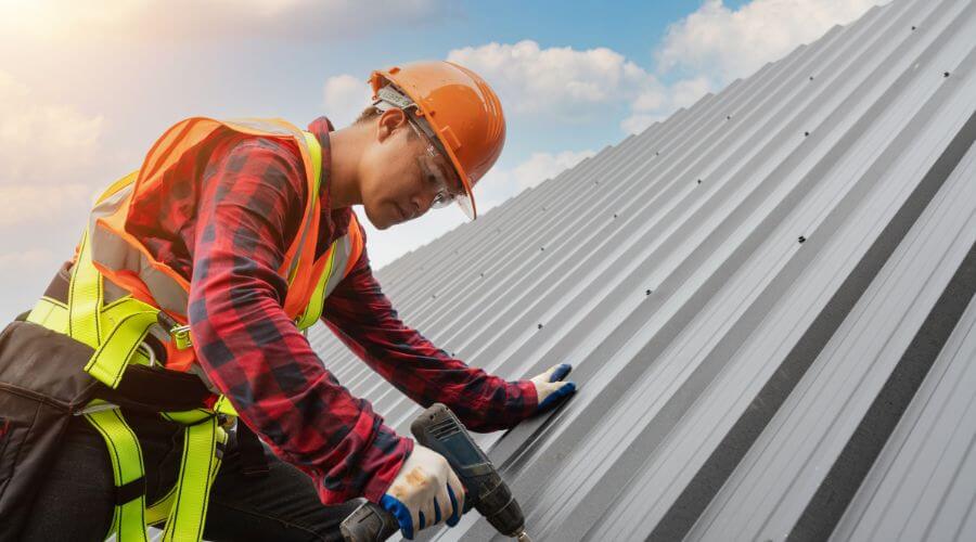 Professional gutter cleaning in Holstein, IA